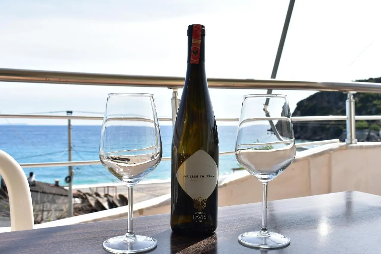 Antonis Hotel Himare Fshat 3*,